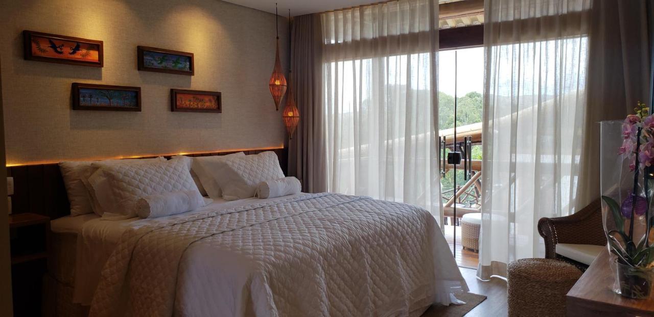 Quarto com Cama King-size e Banheira de Hidromassagem